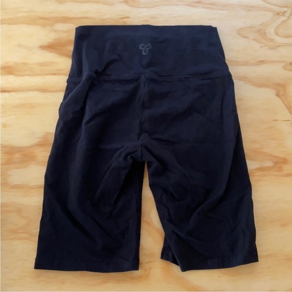 Aritzia - TNA Chill Atmosphere High Rise 7” Short - Picture 2 of 3